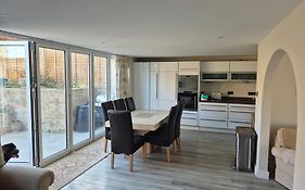 3 Bay Tree Close